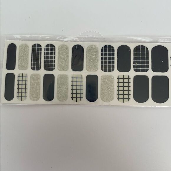 š
 2 forā$15 š
NAVY ANDĀ SILVER BLOCK PRESS ONāNAILS - Picture 3 of 3